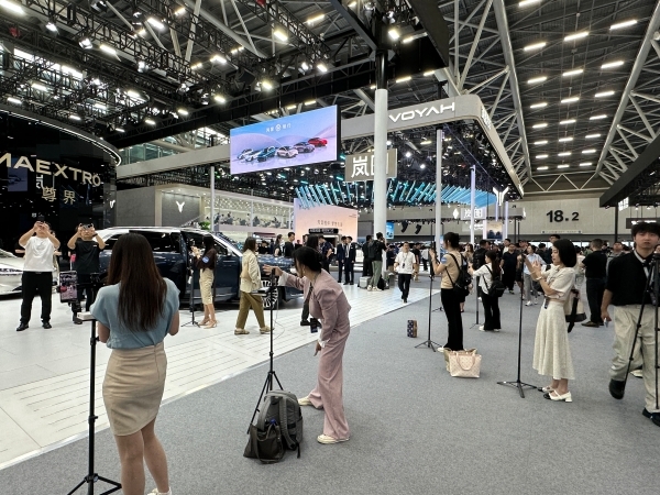 量大战：卷价格卷智驾卷老板冰球突破豪华版广州车展流(图2)
