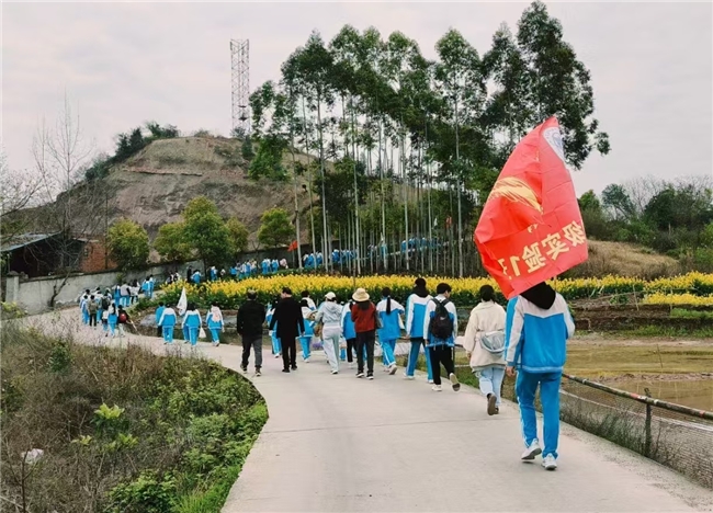 -荣县职教中心“拥抱春光 磨砺青春”师生户外远足活动冰球突破豪华版app用脚步丈量梦想 用激情诠释青春(图2)